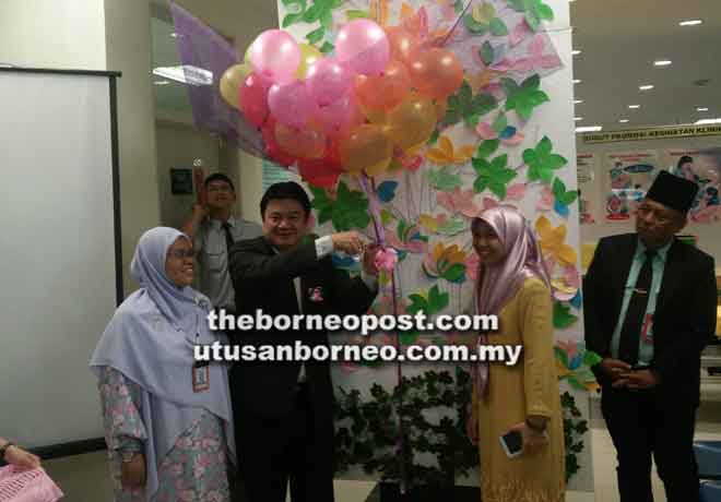  Dr Teh (dua kiri) merasmikan Minggu Penyusuan Susu Ibu di bahagian Sibu di Klinik Kesihatan Sibu Jaya, baru-baru ini.