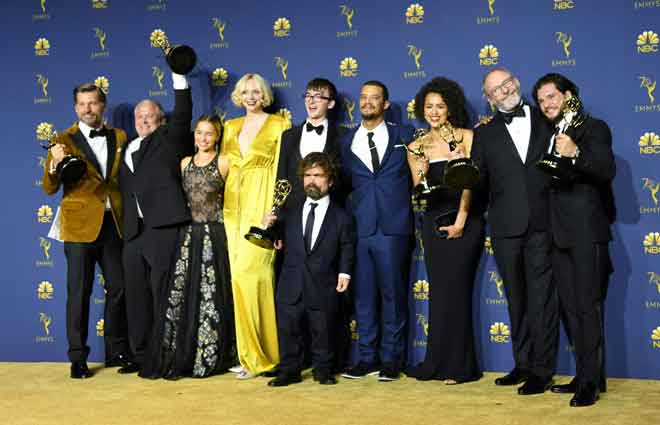  Barisan pelakon ‘Game of Thrones’ bersama anugerah Emmy yang dimenangi mereka. — Gambar AFP