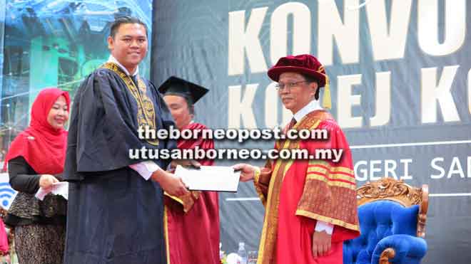  Shafie (kanan) menyampaikan sijil kepada salah seorang graduan pada Majlis Konvokesyen Kolej Komuniti Negeri Sabah 2018, di Kota Kinabalu pada Sabtu.