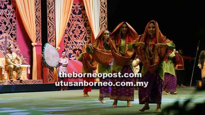  Persembahan tarian oleh para penari profesional. 