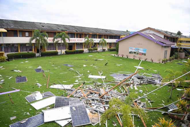  Sebahagian bumbung dan kepingan panel solar membabitkan lima blok bangunan tiga dan dua tingkat Sekolah Menengah Jenis Kebangsaan Keat Hwa musnah diterbangkan ribut dalam kejadian di Alor Setar, semalam. — Gambar Bernama