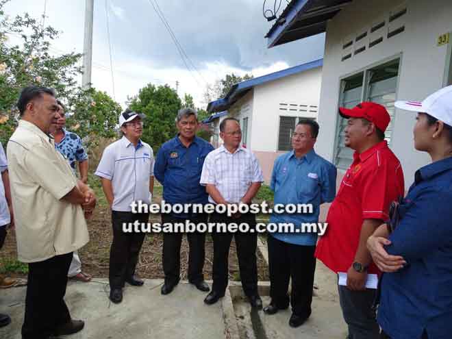  Ewon (dua kiri) bersama Dumi (tiga kiri), Rasinin (empat kiri) dan Yusop (kiri) melawat rumah MESEJ Bunang I.