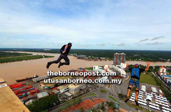  Siku pesereta terejun seraya ngambi gambar ari peninggi 126 meter Wisma Sanyan.