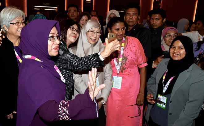  Wan Azizah berswafoto dengan para peserta selepas menyampaikan ucaptama pada Program ‘Women in Economy, Rethinking Entreprenuership For Today’s Women Conference’ di Prai, semalam. — Gambar Bernama
