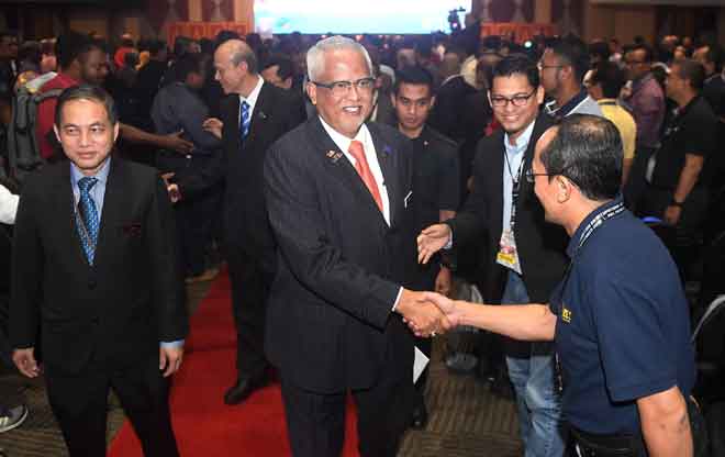  Mahfuz bersalaman bersama peserta selepas merasmikan majlis Persidangan dan Pameran Keselamatan dan Kesihatan Pekerjaan (COSH) 2018 di Pusat Konvensyen Antarabangsa Putrajaya (PICC) dekat Putrajaya, semalam. Turut sama Pengerusi Institut Keselamatan dan Kesihatan Pekerjaan Negara (NIOSH) Tan Sri Lee Lam Thye (dua kiri). — Gambar Bernama