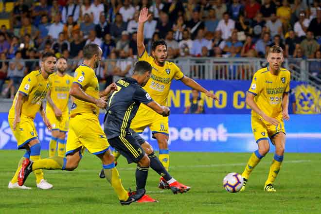  Ronaldo (tengah) melepaskan rembatan sebelum menjaringkan gol pertama Juve pada aksi liga menentang Frosinone di Stadio Benito Stirpe, Frosinone kelmarin. — Gambar Reuters