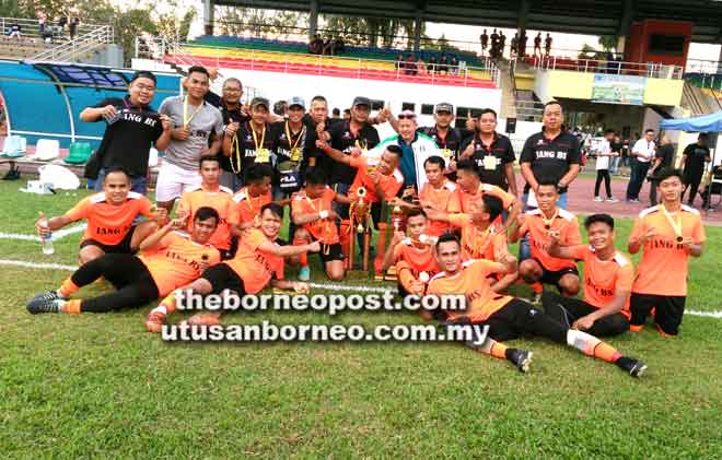  Jang BS meraikan kemenangan mereka setelah merangkul juara Piala Liga Betong kelmarin.