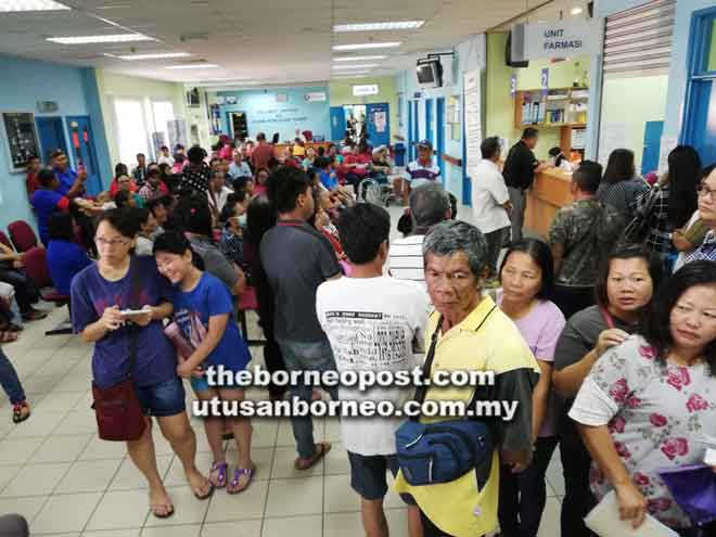  Orang ramai menunggu giliran masing-masing dengan keadaan di klinik kembali pulih jam 9.40 pagi semalam. 