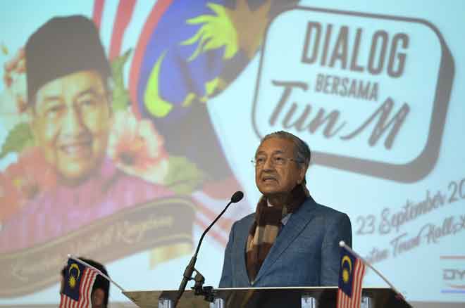  Tun Dr Mahathir berucap pada sesi dialog bersama anggota Kelab Bunga Raya United Kingdom di London pada 23 September lepas. — Gambar Bernama