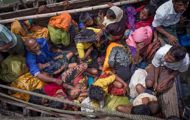  Gambar dirakam pada 12 September 2017 menunjukkan pelarian Rohingya tiba dalam bot di Shah Parir Dwip di sebelah Bangladesh di Sungai Naf selepas melarikan diri dari keganasan di Myanmar. — Gambar AFP