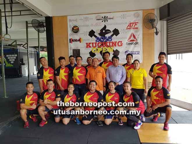  Atlet-atlet angkat berat Sarawak bersama (berdiri dari empat kiri) Edmund dan Presiden Persatuan Angkat Berat Negeri Sarawak (PABNS), Gerald Rentap pada SUKMA XIX Perak 2018.