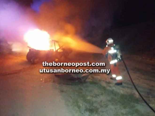  Kelihatan anggota bomba sedang berusaha memadamkan kebakaran kereta tersebut.