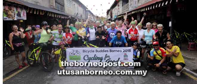 Para peserta Bicycle Buddies dari UK merakam kenangan bersama wakil STB dan Paradesa Borneo di Bazar Siniawan semalam sebelum meneruskan perjalanan ke Lundu.