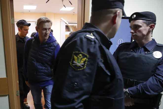  Navalny (dua kiri), yang ditahan berhubung tuduhan mengadakan protes haram dan dijatuhi hukuman penjara selama 20 hari, dilihat di dalam bangunan mahkamah                  di Moscow kelmarin. — Gambar Reuters