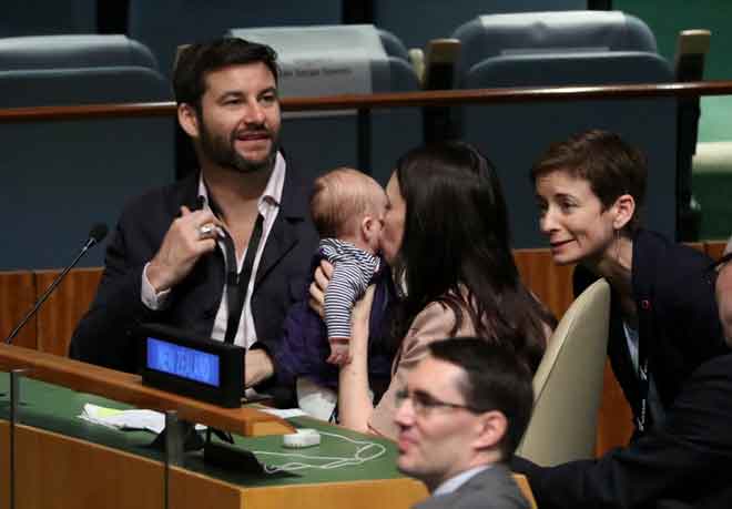  Ardern mencium bayinya sebelum bercakap pada Persidangan Damai Nelson Mandela semasa Perhimpunan Agung PBB ke-73 di New York kelmarin. — Gambar Reuters 