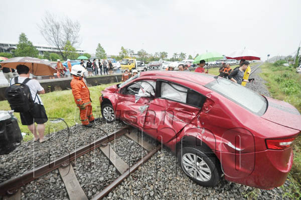 KEADAAN kereta selepas dirempuh dan diseret sejauh kira-kira 200 meter.