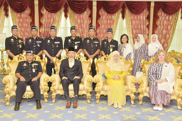 JUHAR (dua dari kiri, depan) merakamkan gambar kenangan bersama Omar (kiri, depan) dan rombongan IPK Sabah.