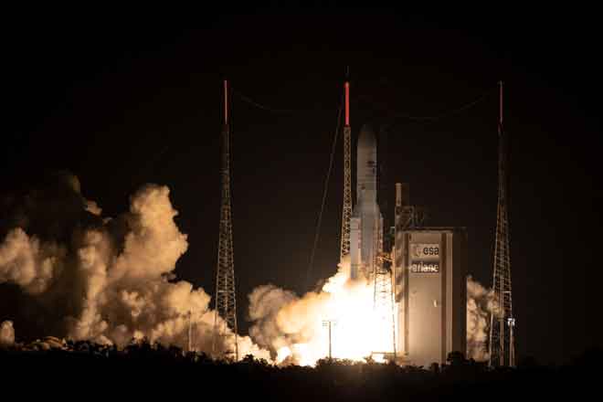  Roket Ariane 5 berlepas untuk misinya yang ke-100 ke angkasa lepas dari Kourou, French Guiana, kelmarin. — Gambar AFP