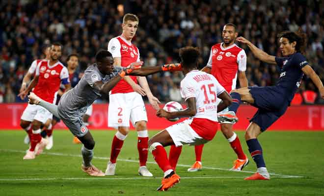  Cavani (kanan) menjaringkan gol ketiga PSG pada aksi liga menentang Reims di Parc des Princes, Paris pada Rabu lepas. — Gambar Reuters