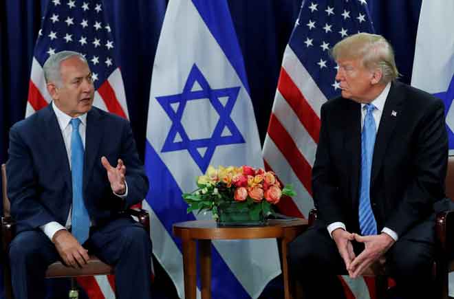  Netanyahu (kiri) bercakap semasa pertemuan dua hala dengan Trump             pada sesi ke-73 Perhimpunan Agung PBB di Ibu Pejabat PBB di New York, kelmarin. — Gambar Reuters