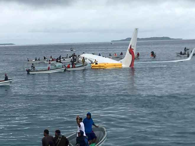  Orang ramai dikeluarkan dari sebuah pesawat Air Niugini yang terhempas di perairan di Weno, Chuuk, Micronesia, semalam dalam gambar yang diperolehi dari media sosial ini. — Gambar Reuters