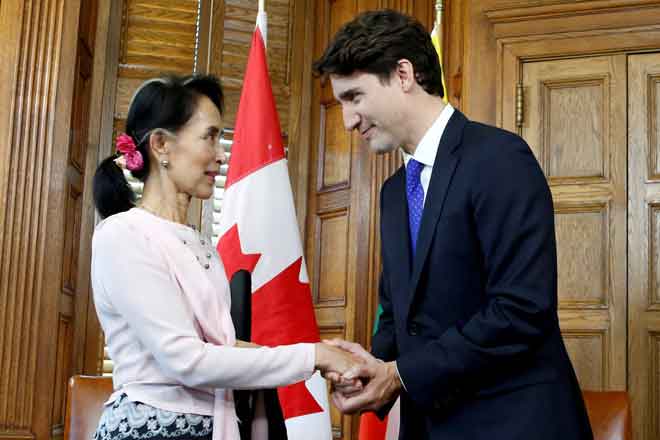  Perdana Menteri Kanada Justin Trudeau (kanan) berjumpa dengan Suu Kyi di pejabat Trudeau di Parliament Hill di Ottawa, Ontario, Kanada, pada 7 Jun 2017. — Gambar Reuters 