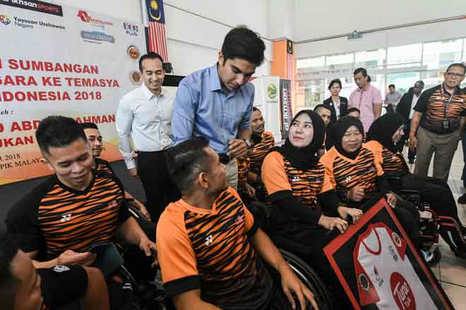  Syed Saddiq (tengah) beramah mesra bersama atlet Paralimpik pada Majlis Sumbangan oleh Syarikat Korporat untuk Kontinjen Malaysia ke Temasya Sukan Para Asia Indonesia 2018 di Pusat Kecemerlangan Sukan Paralimpik, semalam. — Gambar Bernama