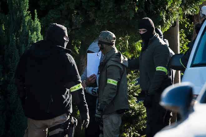  Salah seorang suspek pembunuhan Kuciak menutup mukanya dengan kertas ketika pihak polis menyiasat rumahnya di Kolarovo pada Khamis lepas. — Gambar AFP