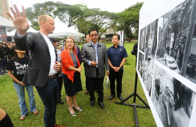 Abdul Karim melihat Pameran Fotografi Cetak Sedunia 2018 di Padang Merdeka hari ini. Turut kelihatan Laurens (kiri) dan Duta Belanda Ke Malaysia Karin Mossenlechner (dua kiri).