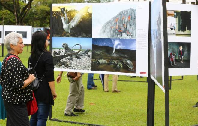 Pengunjung terpukau melihat sebahagian daripada gambar terbaik dipamerkan pada Pameran Fotografi Cetak Sedunia 2018 di Padang Merdeka.