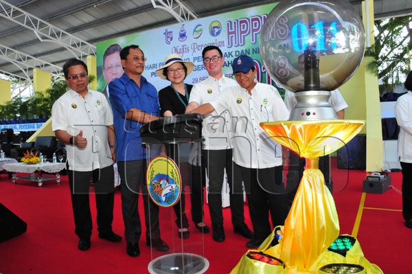 JAUJAN (dua kiri) bersama Junz (dua kanan), Christina (tengah), Daud (kanan) menyempurnakan gimik perasmian sambil disaksikan  Presiden Majlis Perbandaran Tawau Alijus Sipil (kiri).