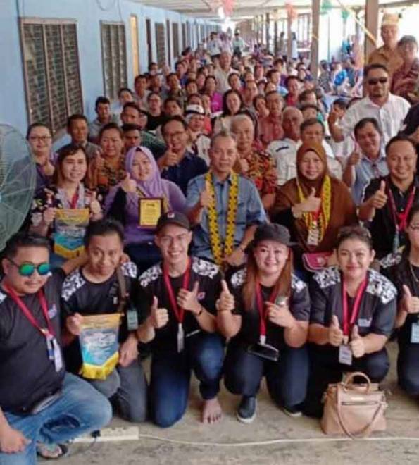  Jawatankuasa penganjur merakam kenangan bersama penduduk dan tetamu kehormat yang menyertai program Latihan dan Simulasi Pengurusan Pangkalan Hadapan di Rumah Panjang Philip Anyi, Long Teran Kanan, Sungai Tinjar Baram, baru-baru ini.