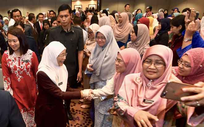  Dr Wan Azizah, Hannah (kiri) bersalaman dengan para kaunselor semasa tiba pada majlis Sambutan Hari Kaunseling Kebangsaan 2018 bertemakan ‘Perkhidmatan Kaunseling Profesional Pemangkin Kesejahteraan Masyarakat’ di Kementerian Pembangunan Wanita, Keluarga dan Masyarakat, Putrajaya, semalam. — Gambar Bernama