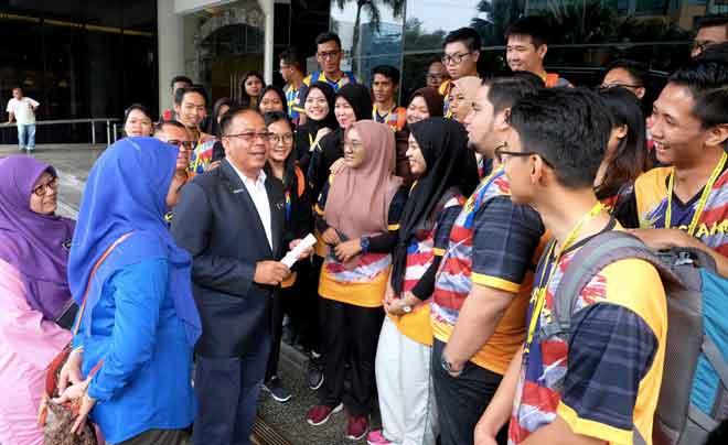  Baharin (tiga kiri) beramah mesra bersama para peserta sebelum merasmikan pelepasan Kembara Perpaduan Sekretariat Rukun Negara (SRN) Negeri Selangor 2018 di Shah Alam, semalam. — Gambar Bernama