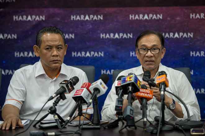  Anwar (kanan) bercakap pada sidang media di Bilik Gerakan Utama            Pakatan Harapan di Port Dickson semalam. Turut hadir Menteri Besar Negeri Sembilan Aminuddin Harun. — Gambar Bernama