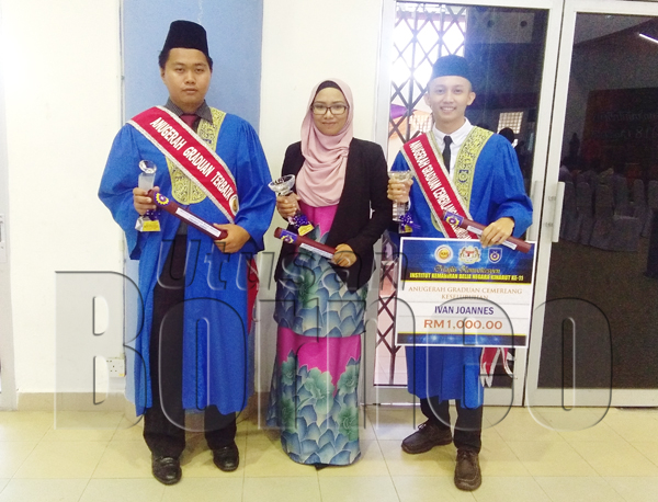  Ivan Joannes (dari kanan), Siti Zarina Mangkasar dan Aedrick Agus penerima anugerah cemerlang sempena Konvokesyen IKBN 2018 itu.