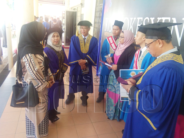 WASITAH (dua kiri) bersama Dr. Ir. Azmi Ahmad (tiga kiri), dan Razali Mohamad (kanan) berbual bersama graduan penerima anugerah cemerlang di luar dewan.