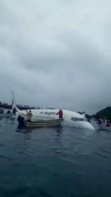  Gambar diperolehi daripada media sosial menunjukkan pesawat Air Niugini yang terhempas di lagun Chuuk, di Weno, Micronesia pada 28 September lalu. — Gambar Reuters
