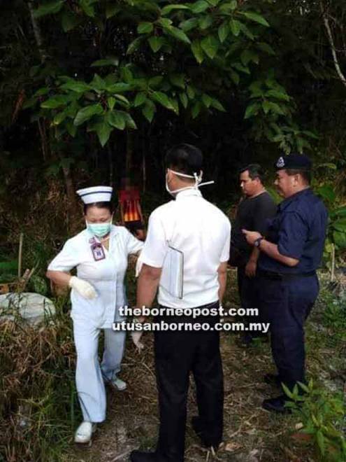  Anggota paramedik turut hadir di lokasi kejadian untuk mengesahkan kematian mangsa.