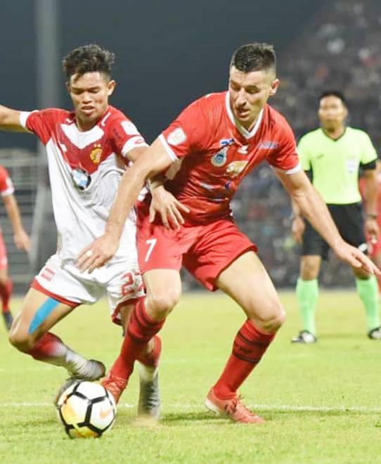 AKSI Paunovic (kanan) semasa Sabah menentang Kelantan pada suku akhir kedua Piala Malaysia di Stadium Likas, Sabtu lalu. Sabah menang perlawanan itu 1-0 hasil jaringan Paunovic.