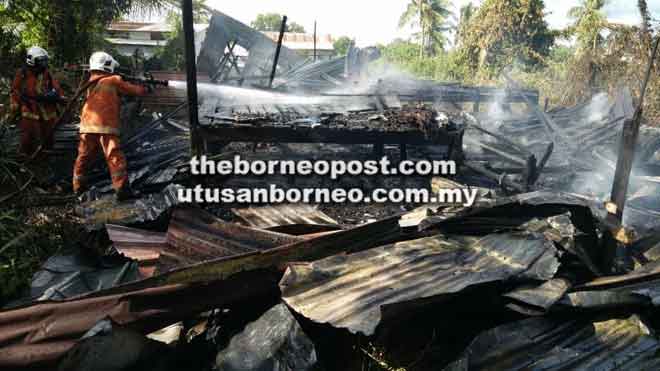  Bomba berusaha mengawal kebakaran meranapkan rumah kayu di Pujut 8, Miri petang semalam.  