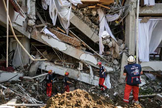  Anggota kumpulan ‘International Emergency Firefighters’ dari Perancis bersiap sedia untuk memasuki hotel Mercure yang rosak teruk dalam operasi mencari dan menyelamat di Palu di Sulawesi Tengah, Indonesia, kelmarin, selepas gempa bumi           dan tsunami berlaku pada 28 September lalu. — Gambar AFP