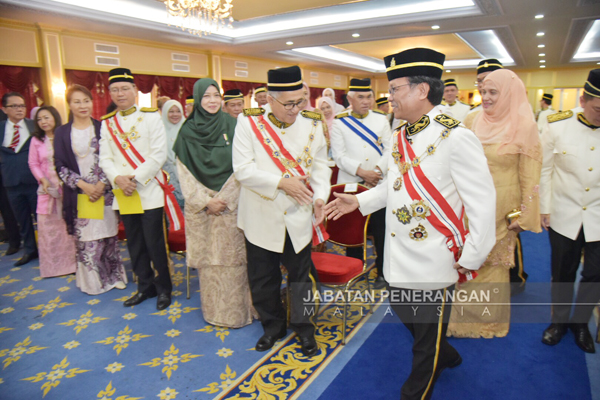 SHAFIE (kanan) bersalaman dengan Syed Abas sejurus tiba dalam Dewan Istiadat Istana Negeri.