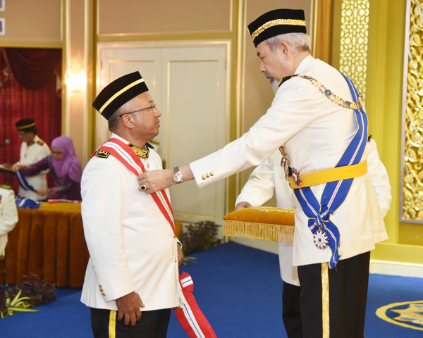 HASHIM (kiri) ketika menerima selepang PGDK daripada Tun Juhar.