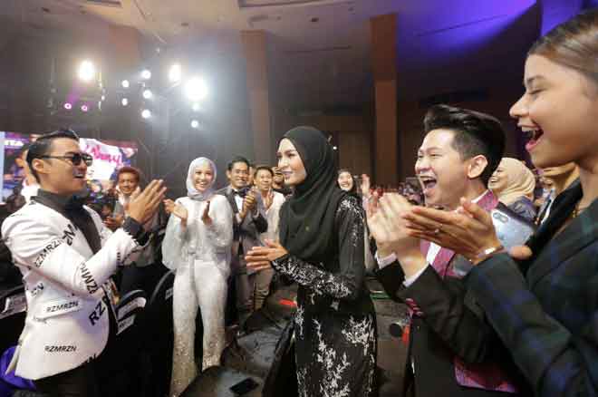  Wany Hasrita dinobatkan sebagai  pemenang Anugerah Bintang Paling Popular selepas meraih undian tertinggi menerusi kategori Penyanyi Wanita Popular dengan 2,052,997. — Gambar TV3
