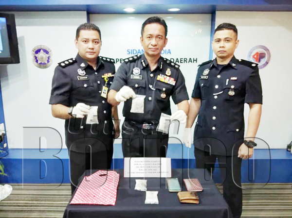HABIBI (tengah) menunjukkan rampasan dadah bernilai RM25,000 pada sidang media itu.