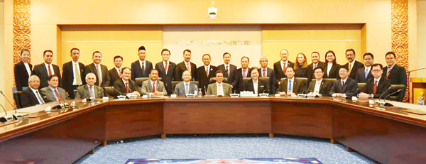 SHAFIE (duduk, enam kanan) dan barisan jemaah menteri merakamkan kenangan bersama setiausaha-setiausaha politik.