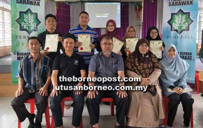  Fasilitator program 3S menunjukkan sijil penghargaan mereka sambil merakamkan gambar kenangan bersama Muhamamd Zhariff dan Zapar.