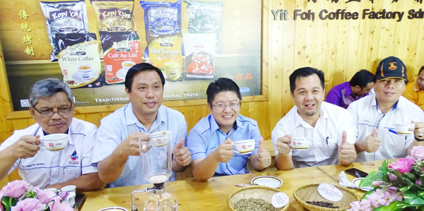 EWON (tengah) bersama pemilik Kilang Kopi Yit Foh Alex Yong (dua dari kiri), Pembantu Menteri Pembangunan Luar Bandar Dumi Pg Masdal (kiri), Adun Kemabong Jamawi Jaafar (dua dari kanan) dan Senator Dr Lucas Umbul (kanan) bergambar kenangan semasa lawatan di Kilang Kopi Yit Foh.
