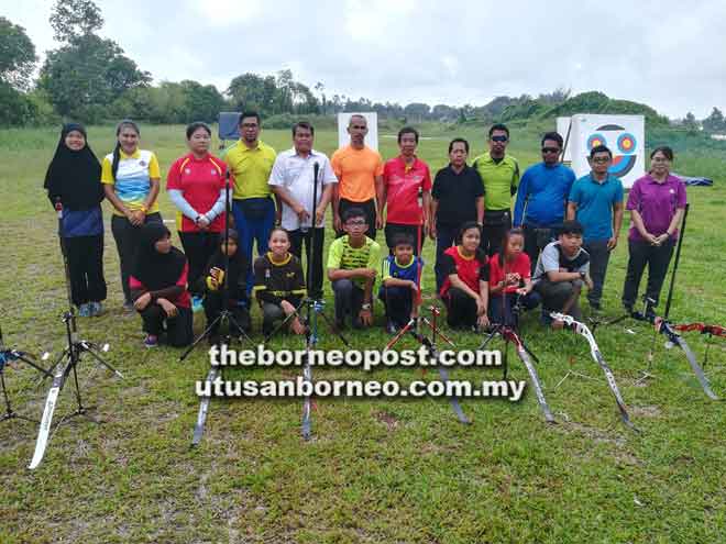  William (lima kiri) bersama yang lain merakamkan gambar kenangan selepas program berkenaan berakhir.